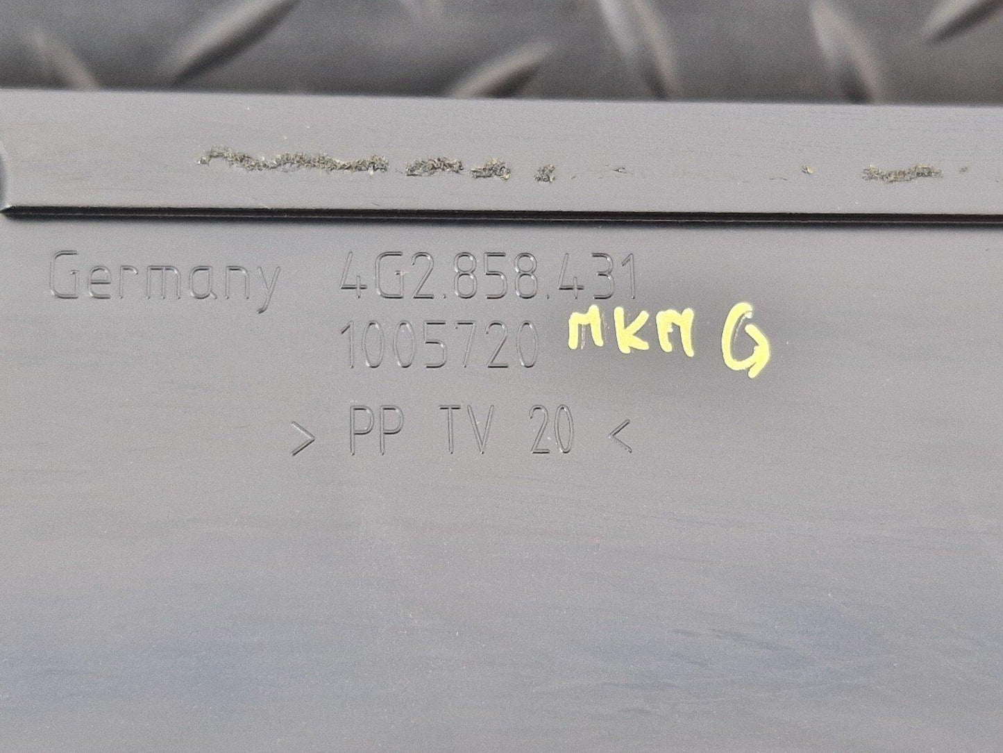 15-18 AUDI A7 4G GENUINE OEM CENTRE DEFROST AIR DUCT GRILLE CHANNEL 4G2858431