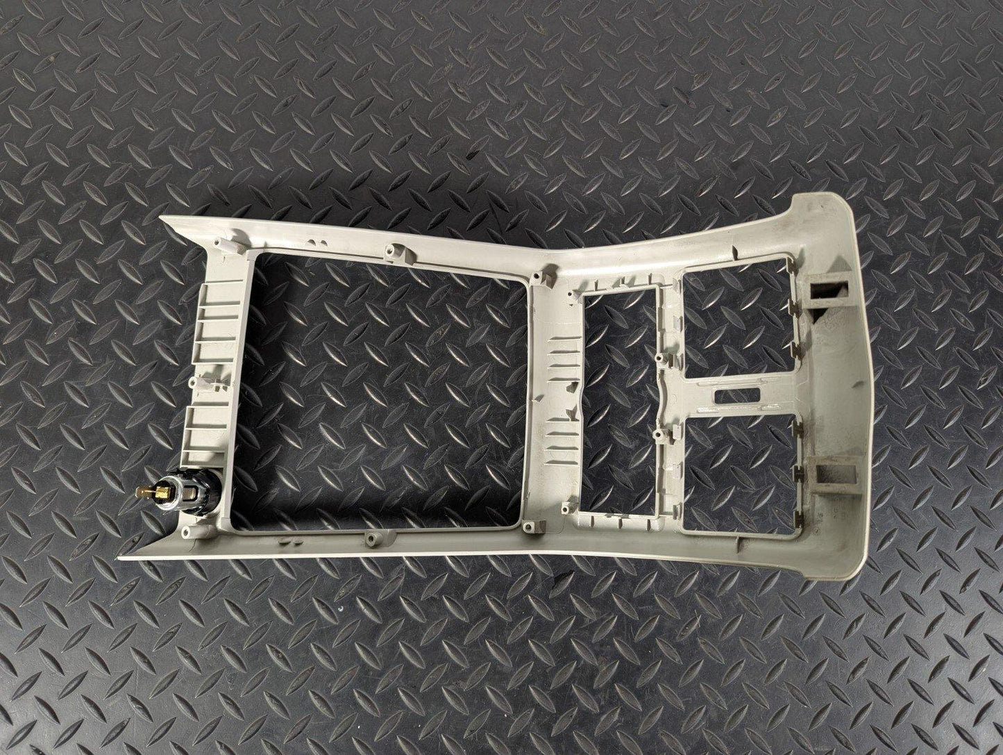 11-19 MERCEDES BENZ ML W166 OEM REAR CENTRE CONSOLE AIR VENT TRIM A1666800907