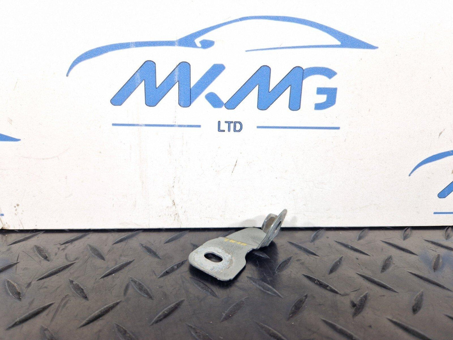 16-19 AUDI A4 B9 GENUINE OEM FRONT RIGHT DRIVER SIDE WING BRACKET 8W0821470