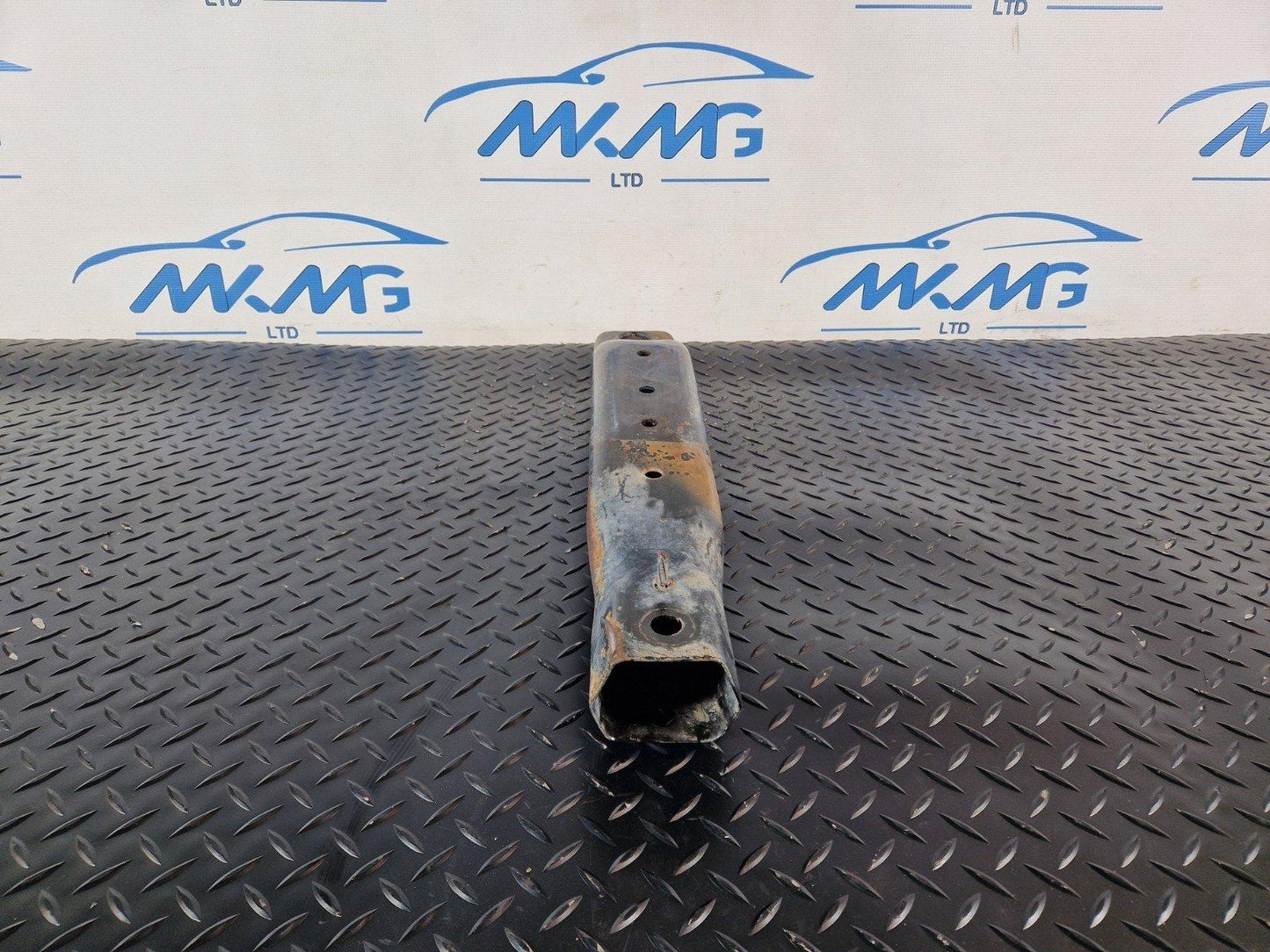 18-ON MERCEDES-BENZ W906 SPRINTER DRIVER SUBFRAME MOUNT BRACE STRUT A9063300105