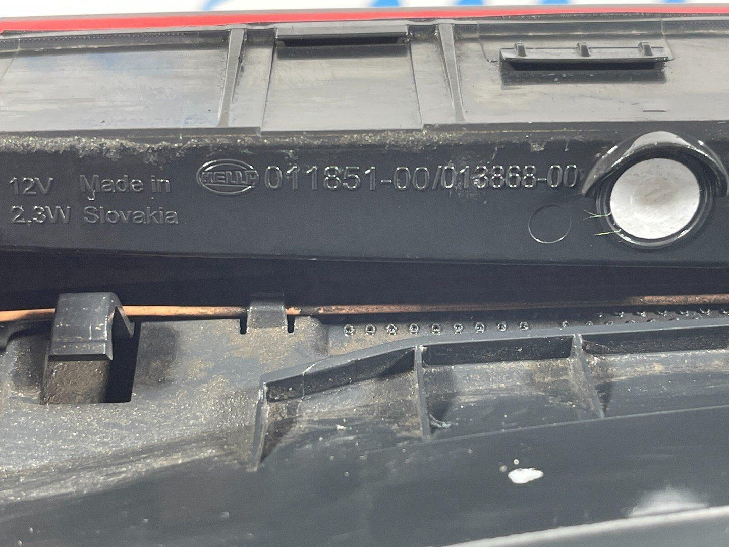 16-22 BMW X1 F48 REAR TAILGATE BOOT LID BLACK SPOILER BRACKET 7360536
