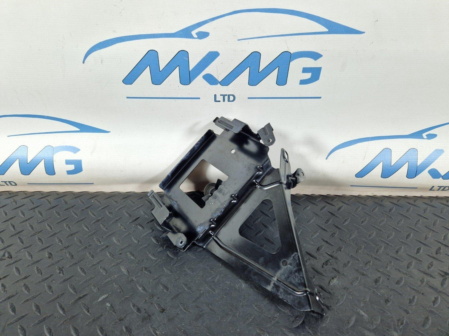 11-19 MERCEDES BENZ ML W166  ENGINE ECU MOUNT SUPPORT HOLD BRACKET A1665452840