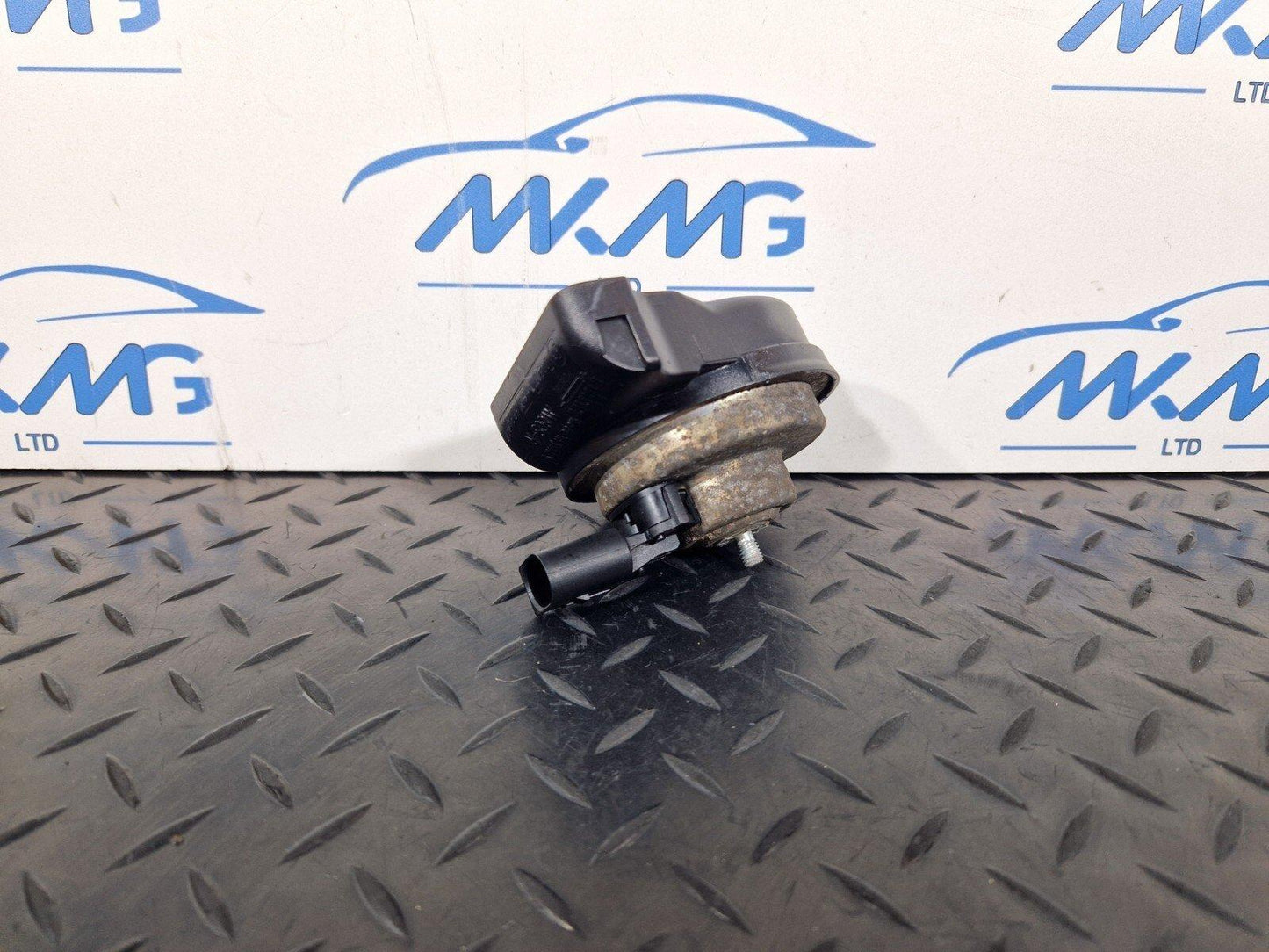 14-21 MERCEDES BENZ C-CLASS W205 GENUINE FRONT RIGHT N/S HORN SIGNAL A2055420820