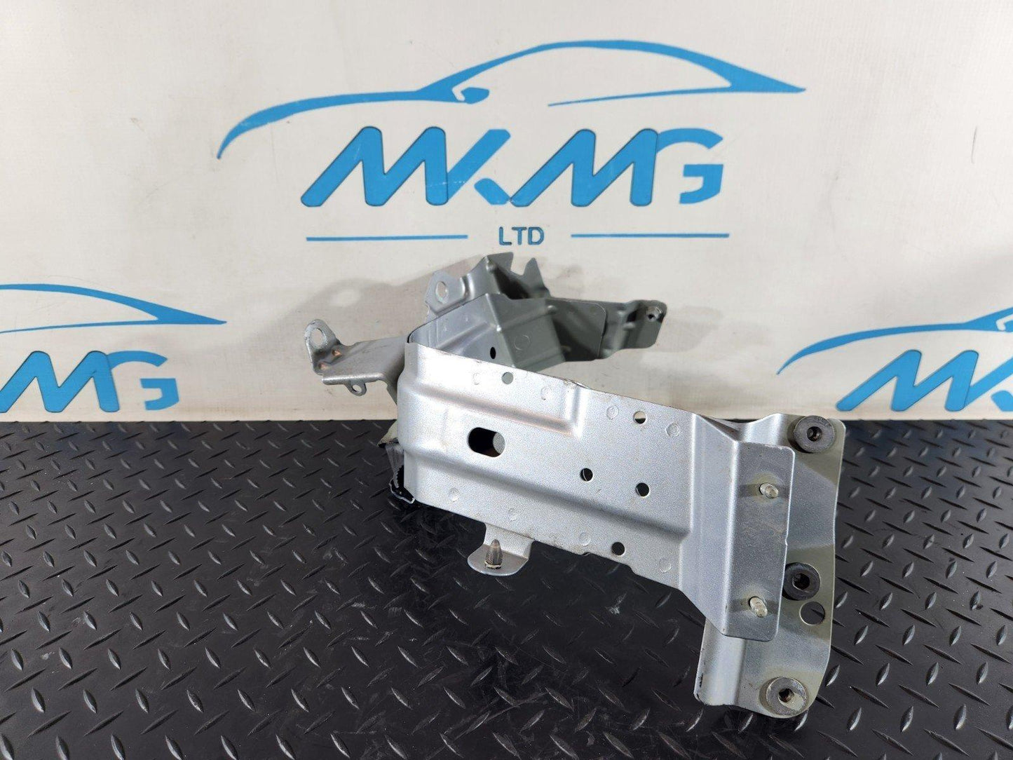 16-20 AUDI Q7 4M FRONT LEFT N/S WING BRACKET HOLDER 4M0821137B 4M0821161B