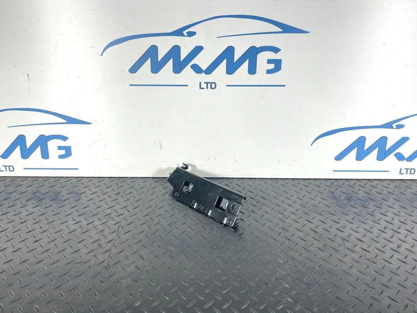 16-19 AUDI A4 B9 GENUINE GENUINE MOUNTING FOR TIE-DOWN EYE 8W9813981