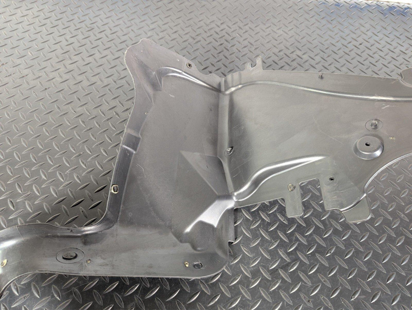 11-19 MERCEDES BENZ ML W166 GENUINE LOWER LEFT N/S PARTITION PANEL A1666201178