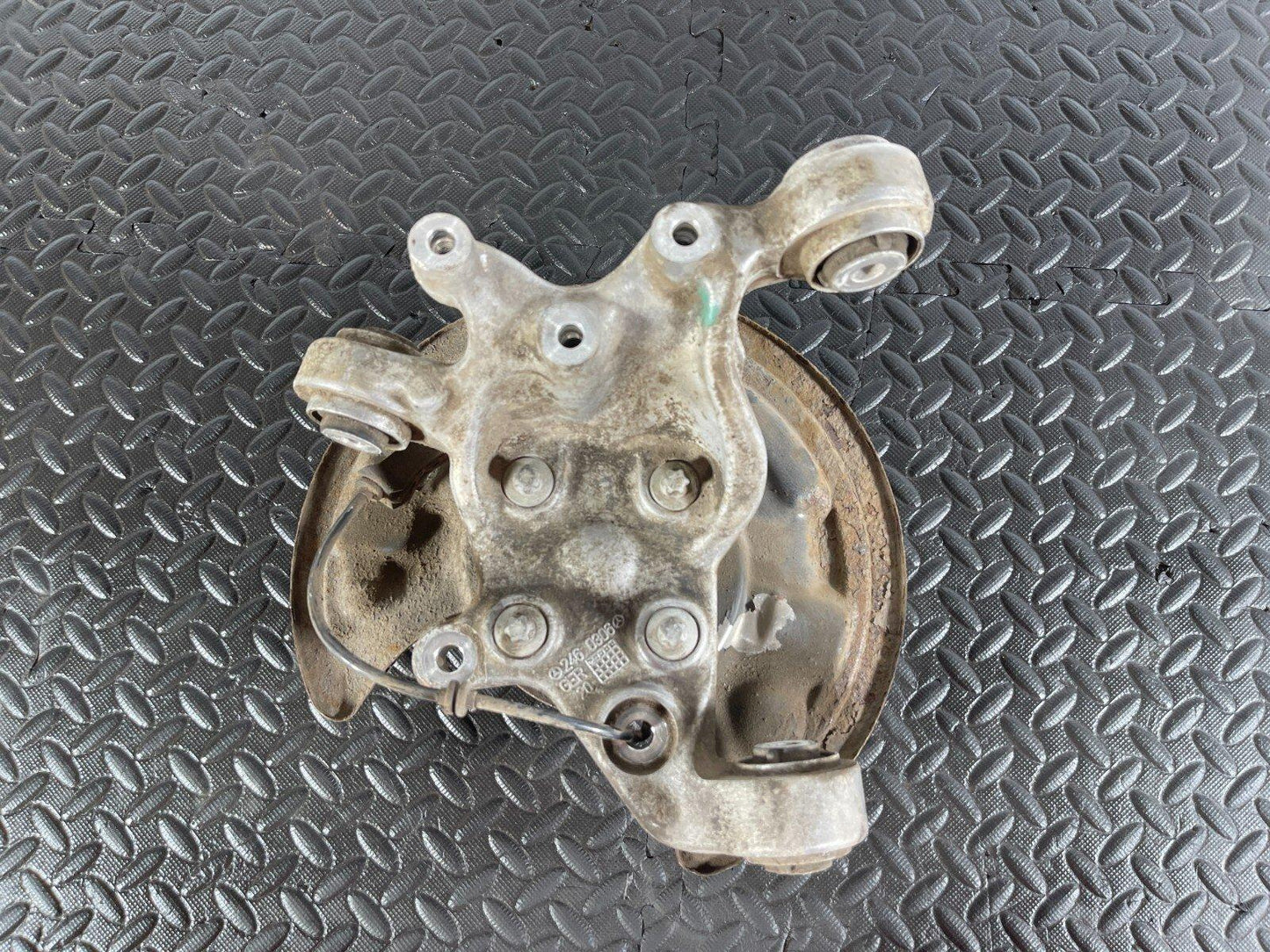 12-18 MERCEDES A CLA W176 C117 GENUINE REAR PASSENGER SIDE WHEEL HUB A2460306
