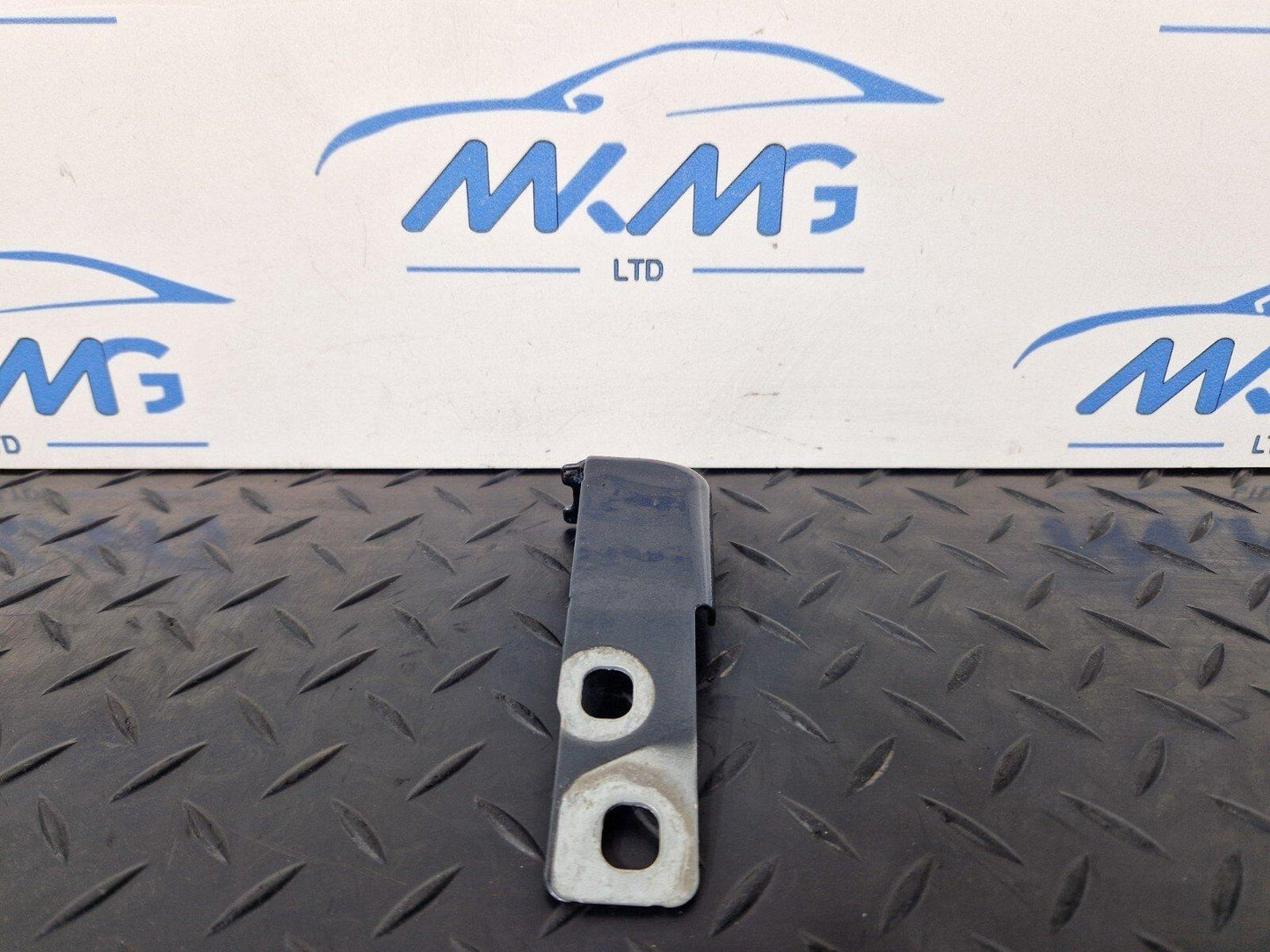 16-19 AUDI A4 B9 GENUINE FRONT LEFT PASSENGER SIDE WING BRACKET 8W0821433B