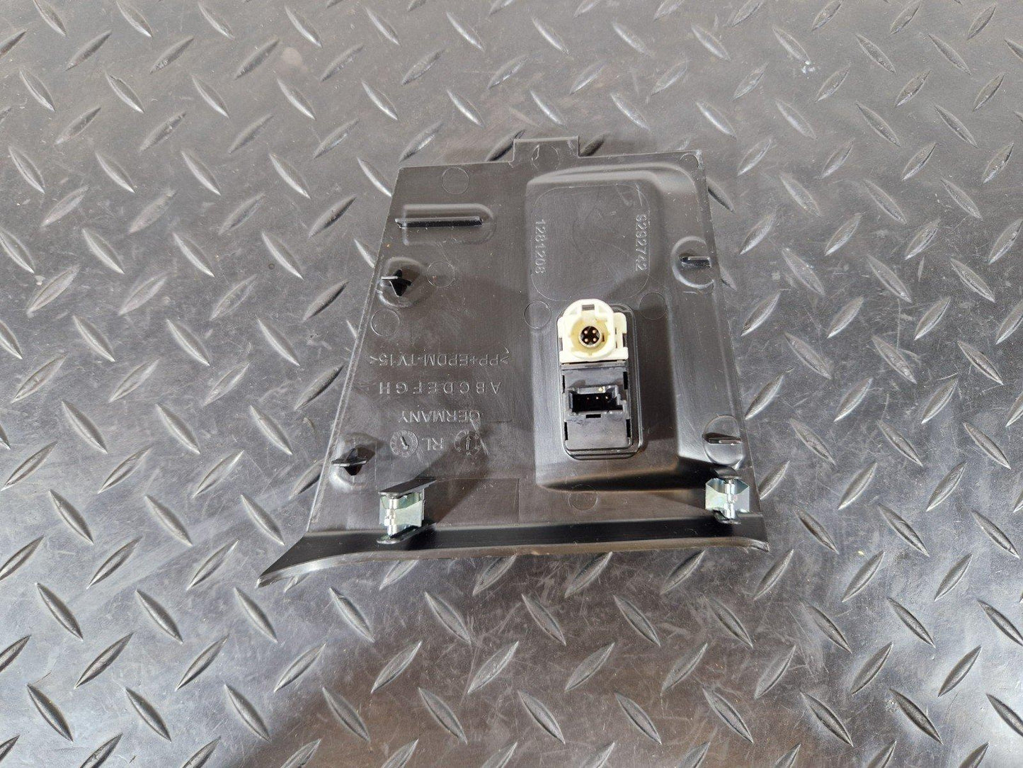16-22 BMW X1 F48 GENUINE USB AUX SOCKETS PORT OUTLET WITH TRIM COVER 9292742