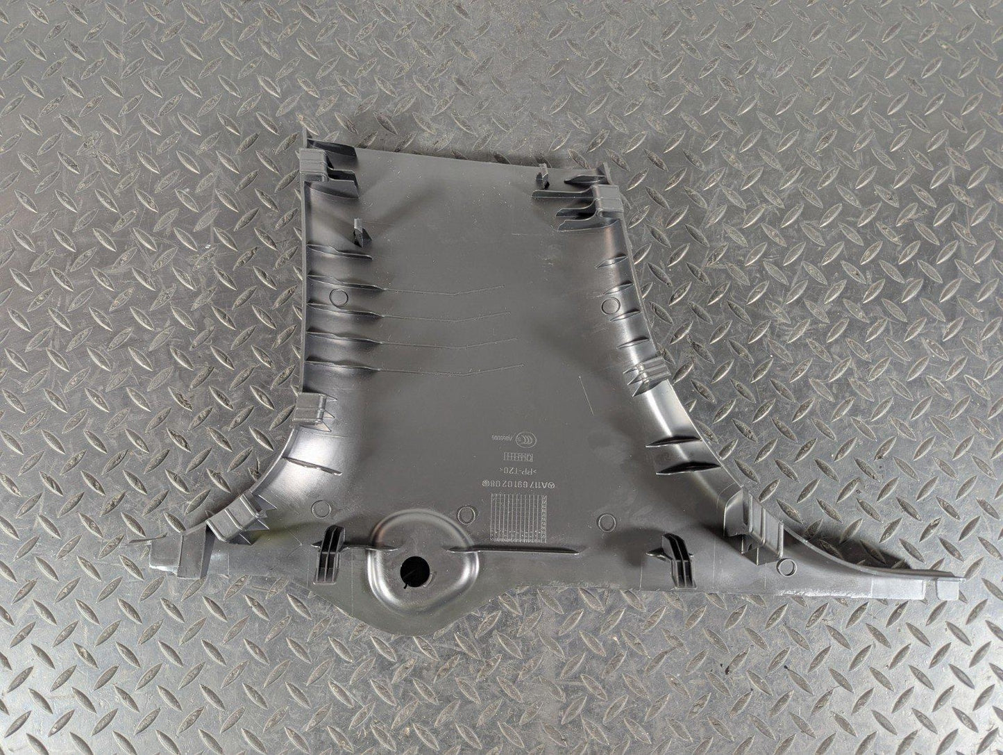 13-19 MERCEDES BENZ CLA C117 RIGHT SIDE B PILLAR TRIM A1176910208