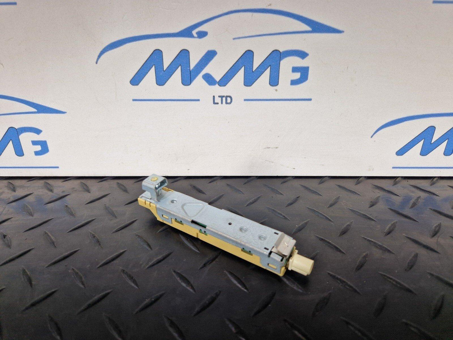16-19 AUDI A4 B9 GENUINE ANTENNA AMPLIFIER 8W0035225
