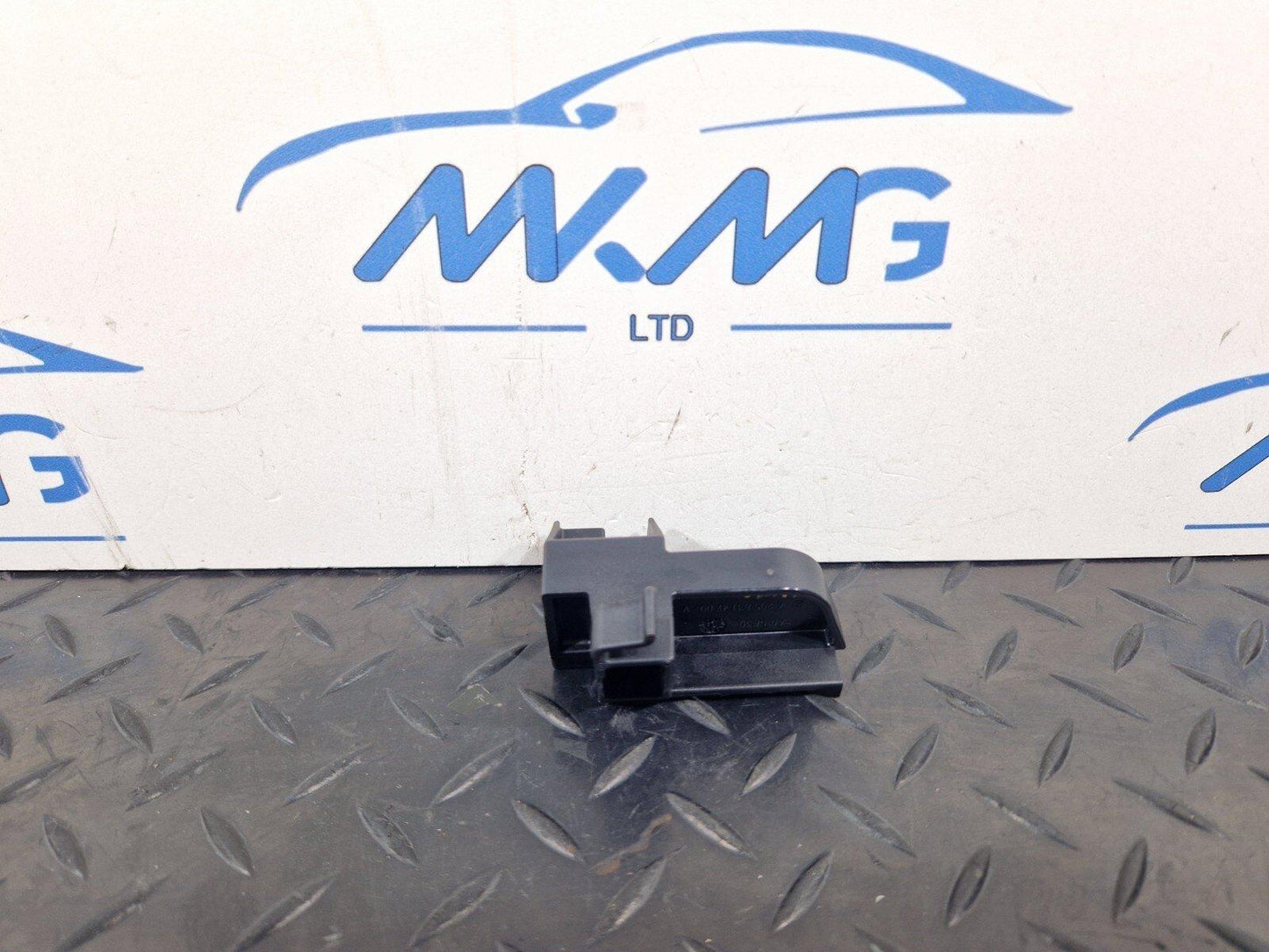14-21 MERCEDES-BENZ C250D W205 GENUINE AIR DUCT UPPER SEAL BRACKET A2058314700