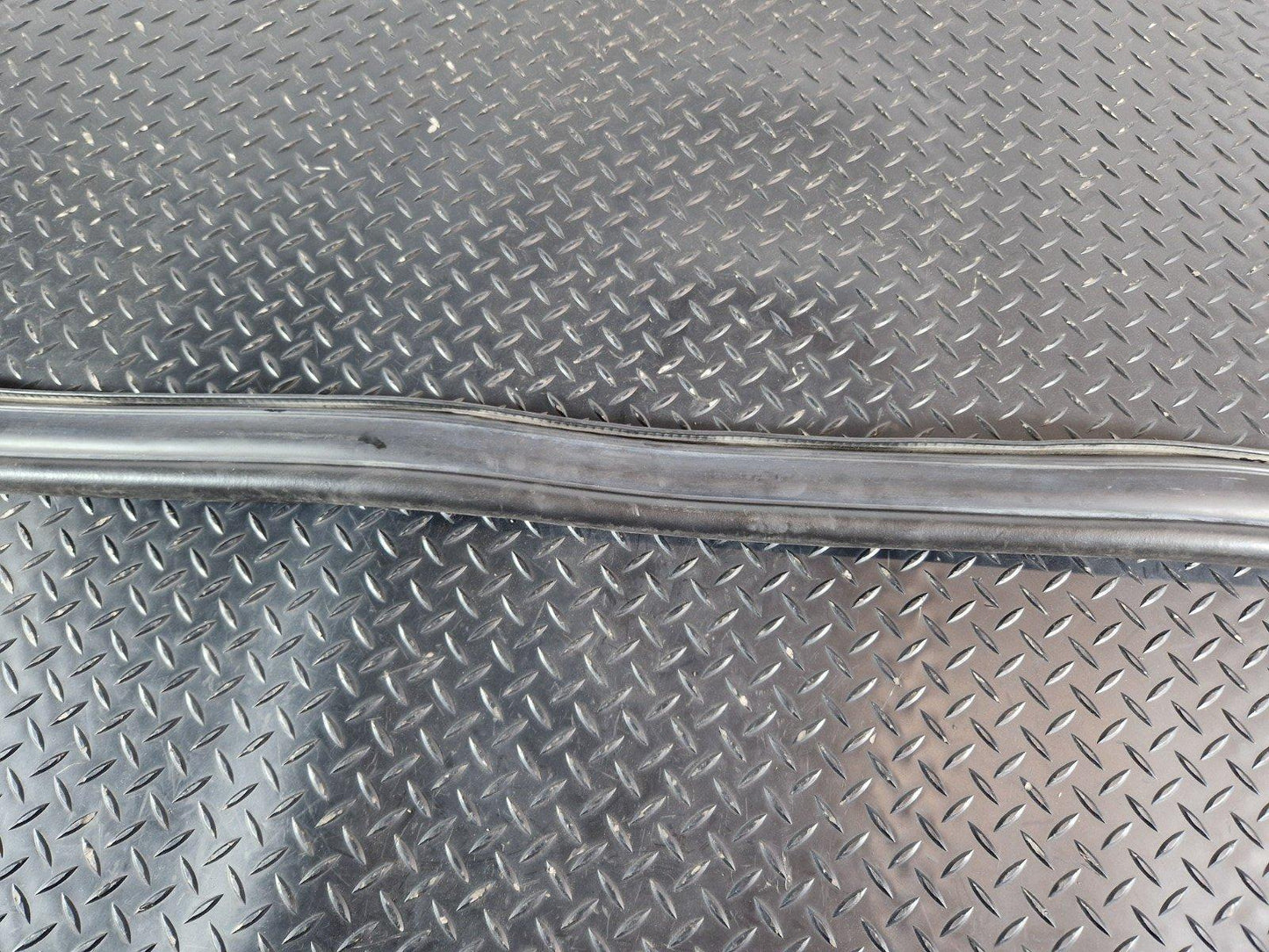 11-19 MERCEDES BENZ ML GLE W166 OEM ENGINE RUBBER SEAL A1668870098