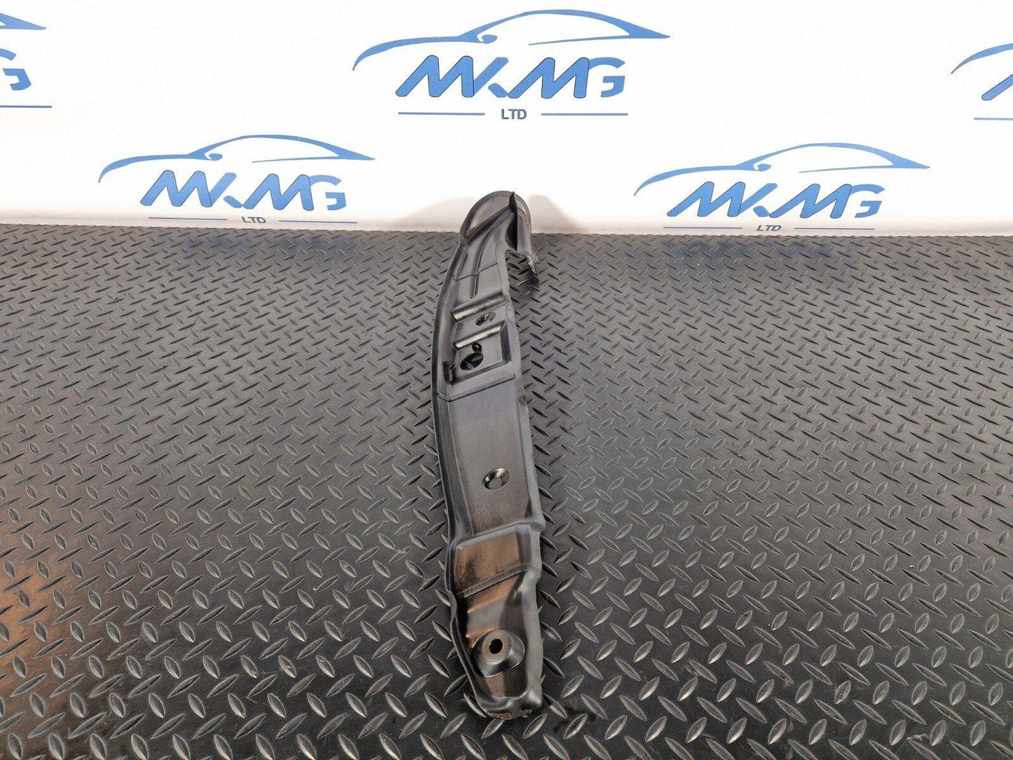 12-18 AUDI A6 C7 GENUINE FRONT WING BRACKET LEFT PASSENGER SIDE 4G0821111