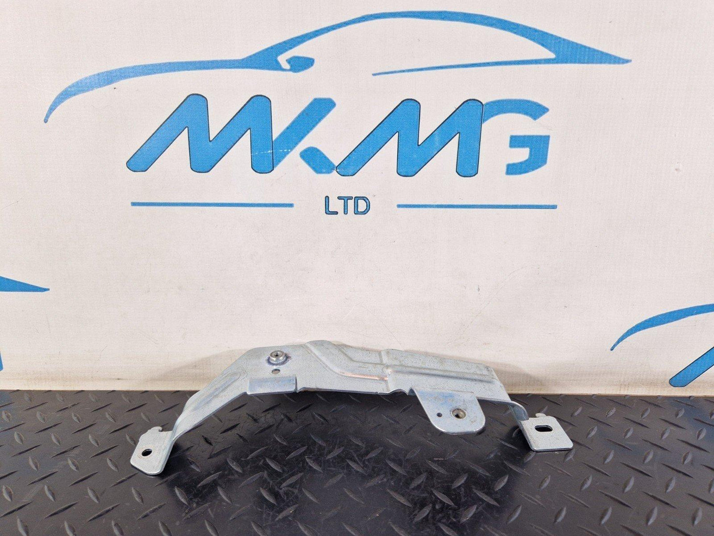 11-19 MERCEDES BENZ ML W166 GENUINE BOOT LINER RIGHT SIDE BRACKET A1668601014