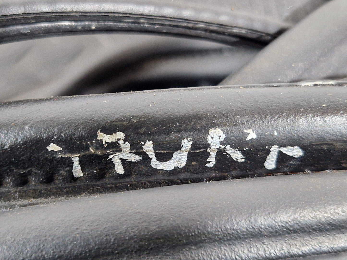 16-19 AUDI A4 B9 SALOON GENUINE TAILGATE BOOT LID RUBBER SEAL 8W5827705C
