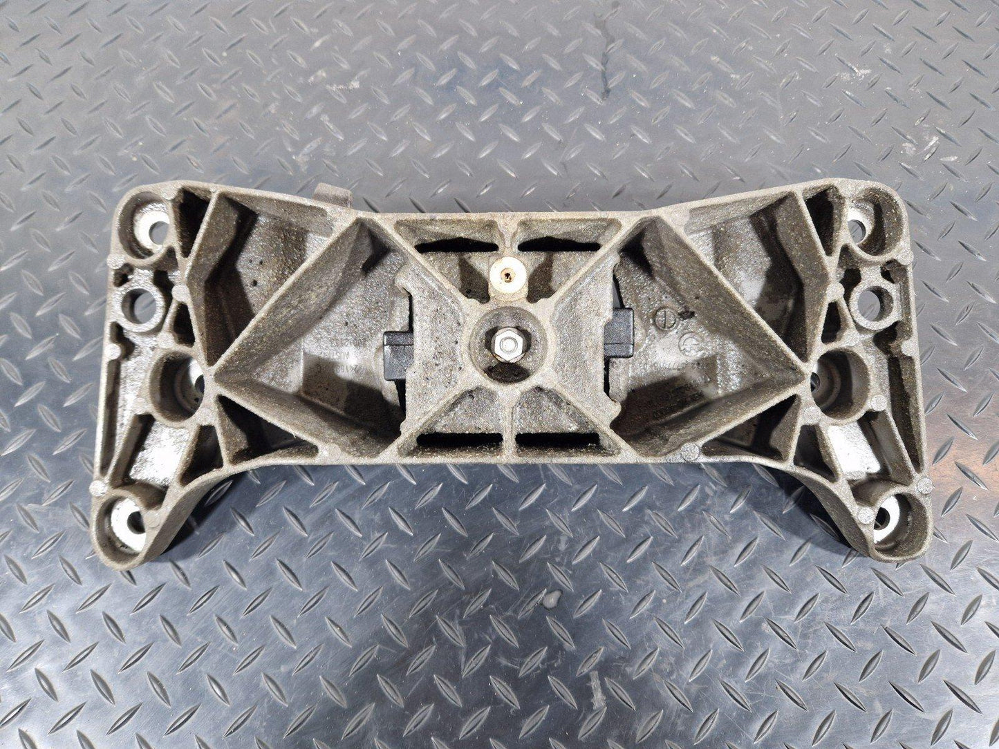 11-18 BMW 6 SERIES F06 GENUINE GEARBOX SUPPORT BRACKET MOUNT 6777613 6770289