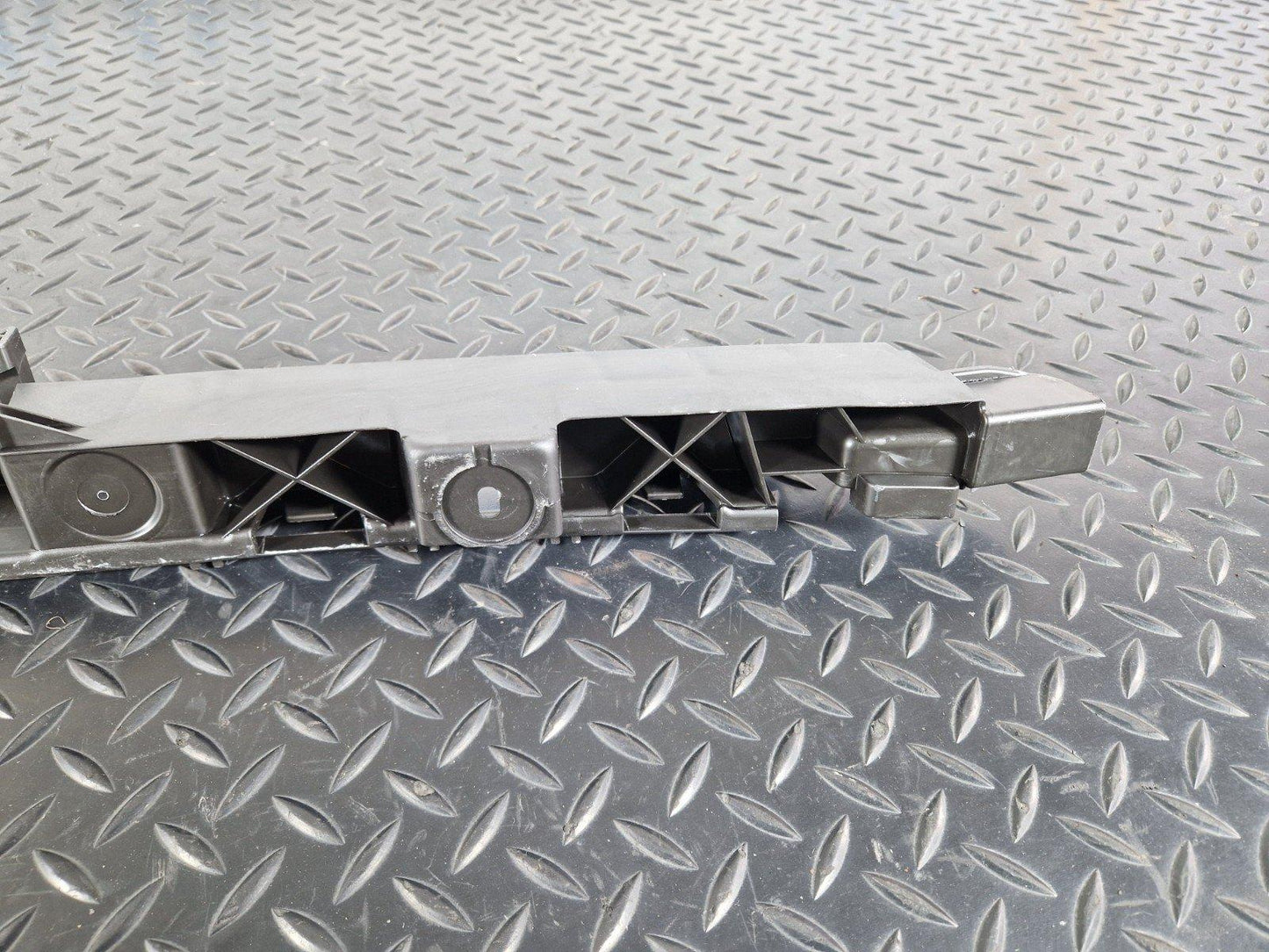 12-18 AUDI A6 C7 GENUINE REAR BUMPER CENTRE MIDDLE SUPPORT BRACKET 4G9807458