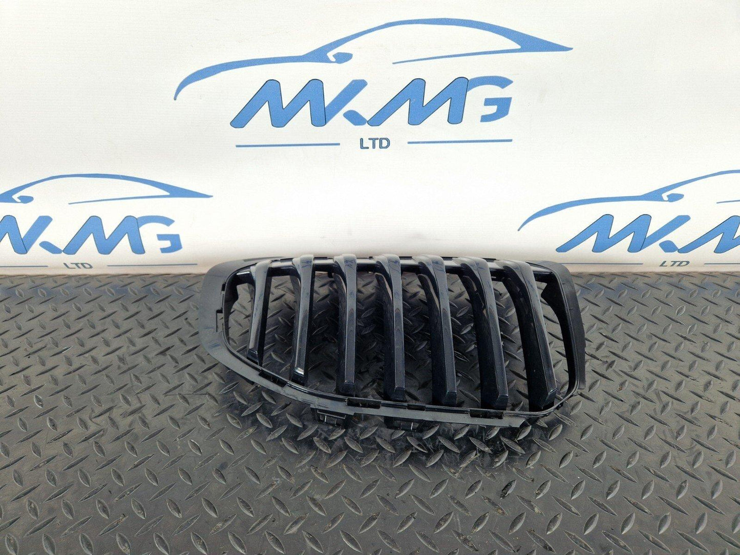 20-24 BMW 1 SERIES F40 FRONT BUMPER RIGHT SIDE KIDNEY GRILL 7450957 (DAMAGED)
