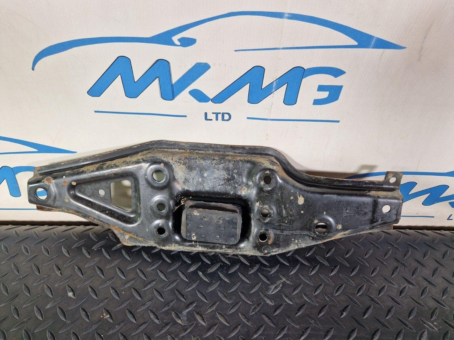 18-ON MERCEDES SPRINTER W907 FRONT BRACKET RIGHT LOWER MOUNT PLATE A9076220800