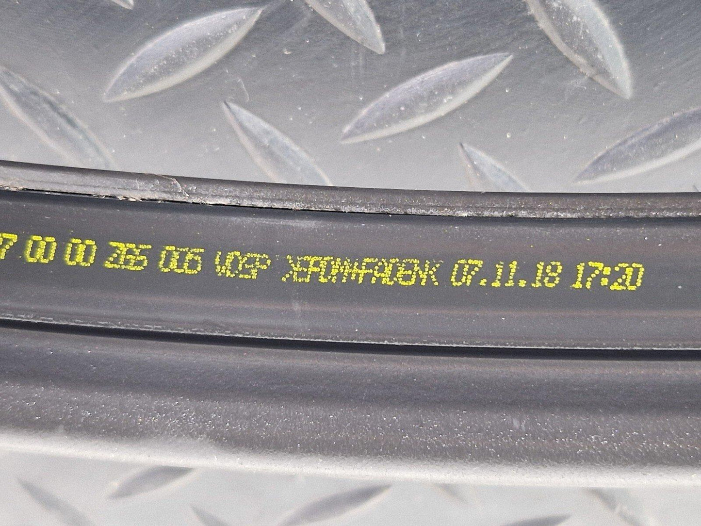 18-ON MERCEDES BENZ SPRINTER W907 W910 BONNET RUBBER SEAL A9108870000