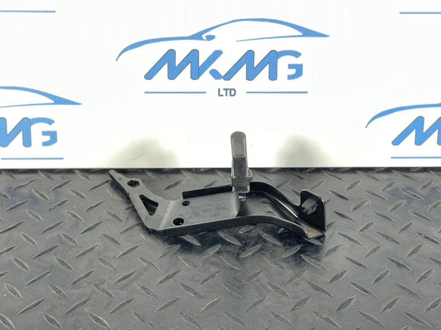 16-19 AUDI A4 B9 AVANT REAR RIGHT DRIVER O/S BOOT PANEL BRACKET 8W9863584