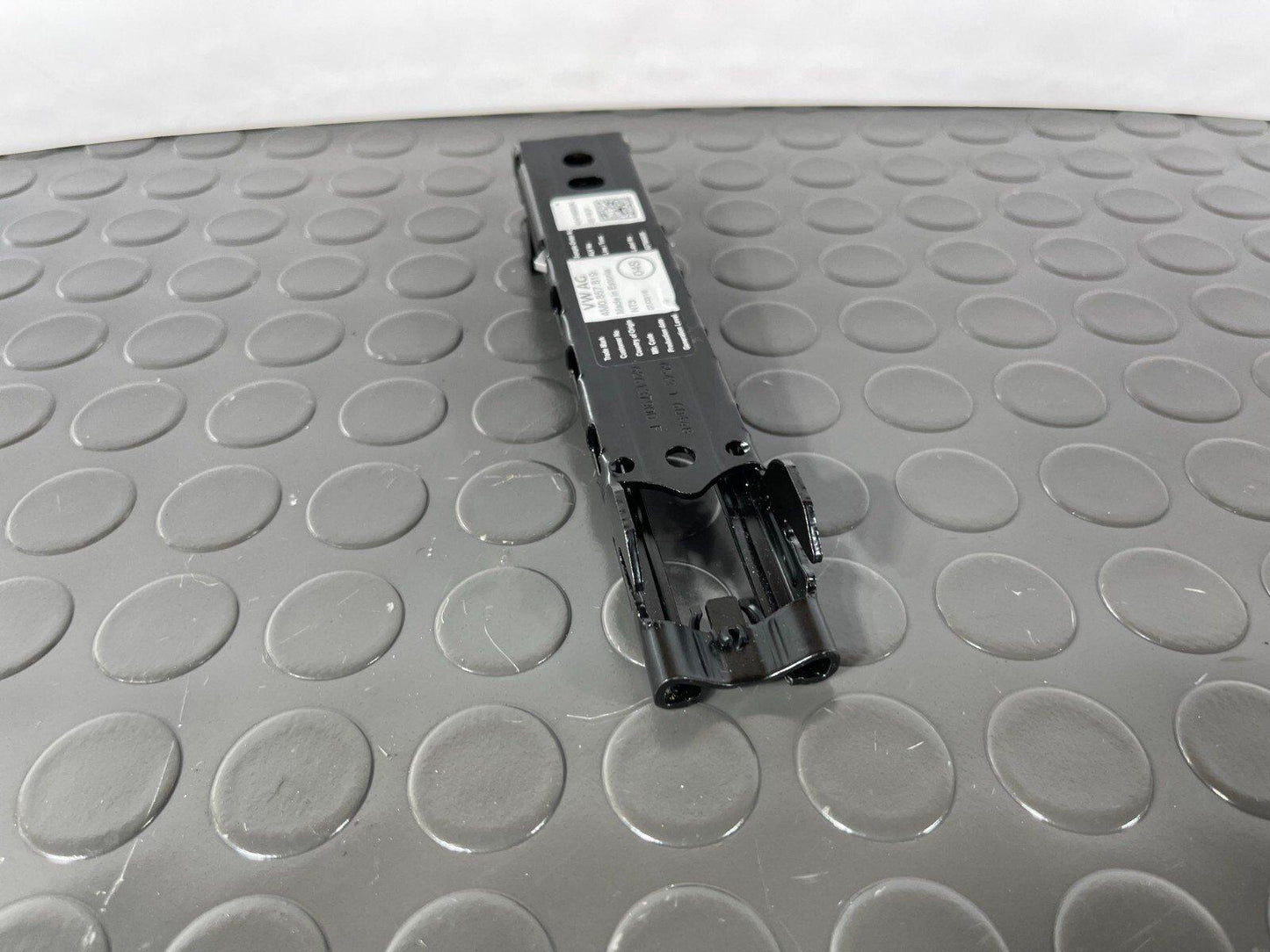16-19 AUDI A4 B9 GENUINE LEFT PASSENGER SEAT BELT HEIGHT ADJUSTER 4M0857819