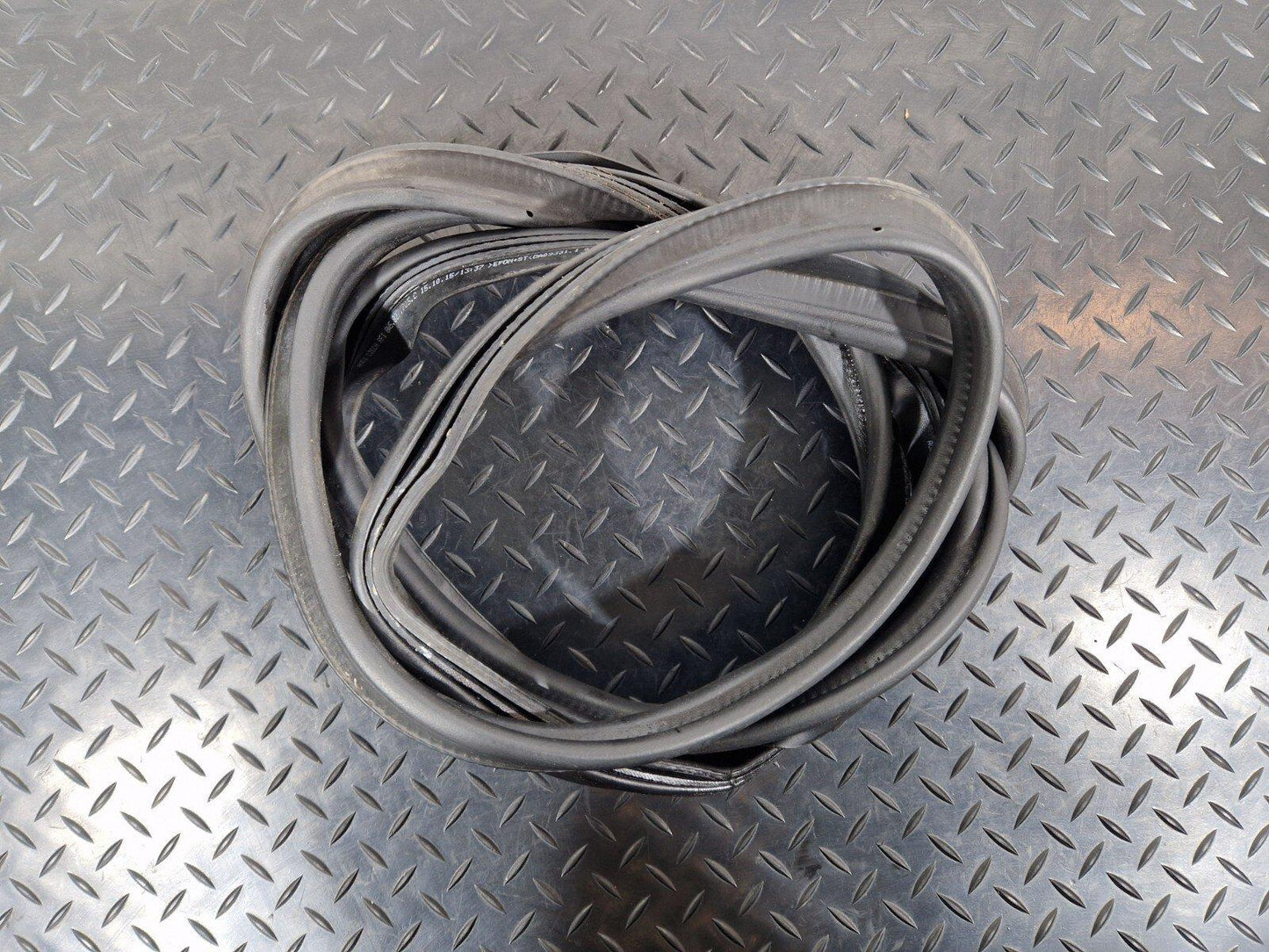 16-19 AUDI A4 B9 SALOON GENUINE TAILGATE BOOT LID RUBBER SEAL 8W5827705C