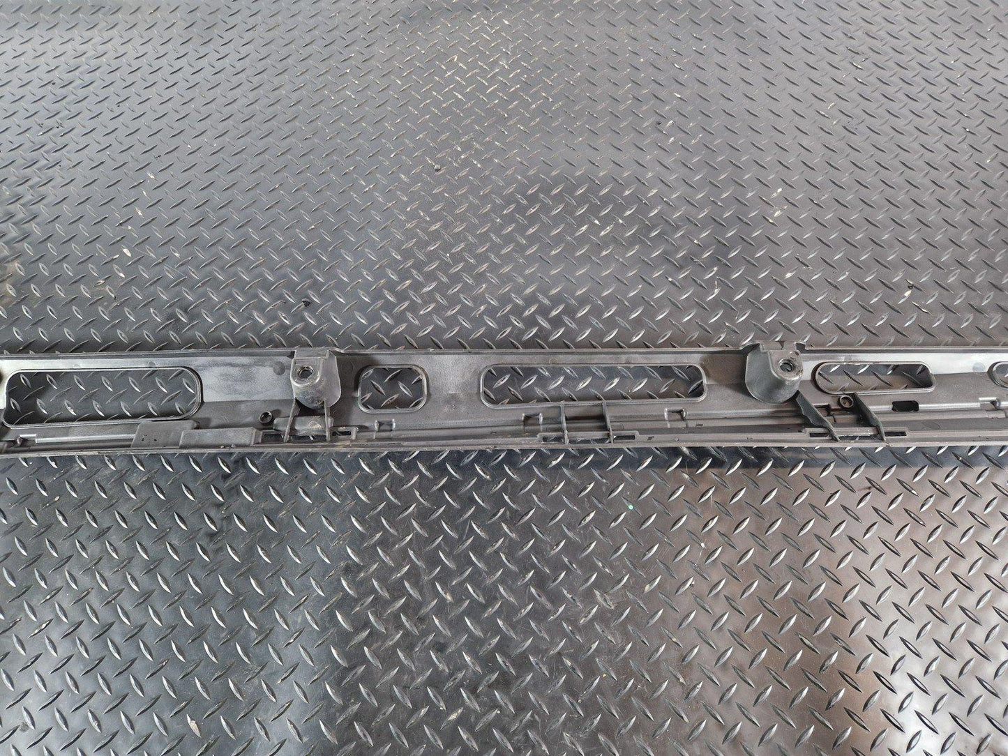 11-19 MERCEDES BENZ ML W166 OEM RIGHT SIDE SKIRT TRIMMING BRACKET A1666980227