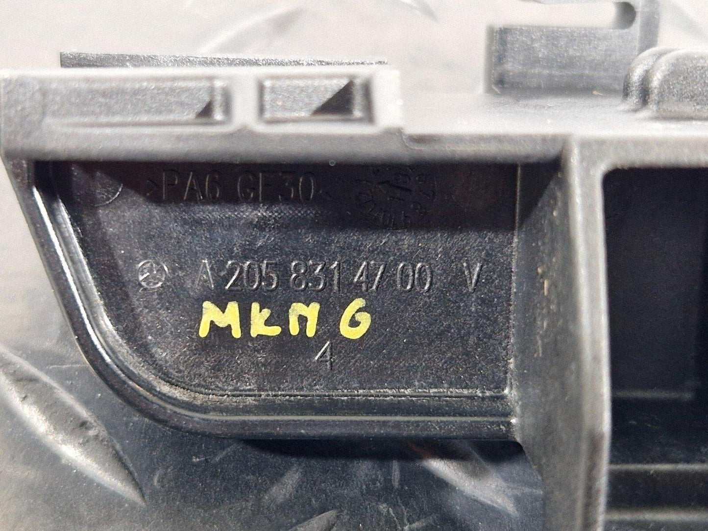 14-21 MERCEDES BENZ C200 W205 OEM AIR DUCT UPPER SEAL BRACKET A2058314700