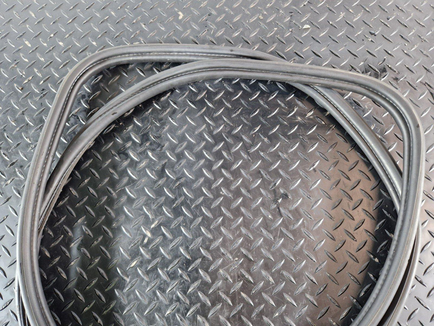 11-18 BMW 6 SERIES F13 GASKET SEAL RUBBER TAILGATE BOOTLID TRUNK 7228502