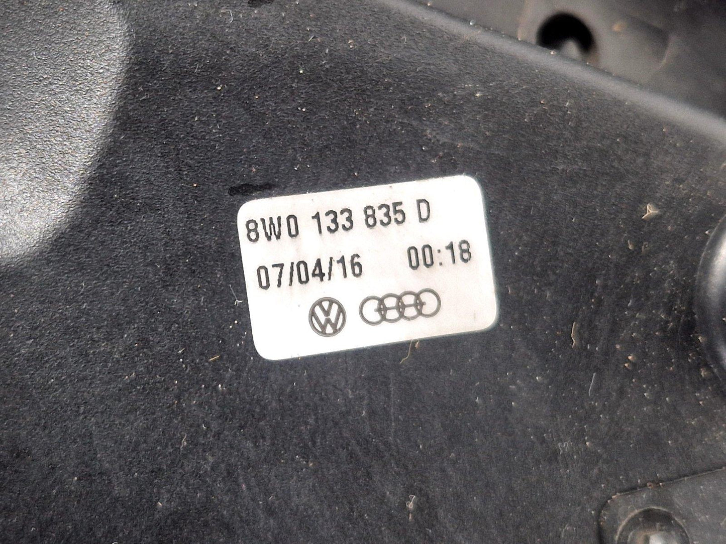 16-19 AUDI A4 B9 2.0TDI DEU DIESEL ENGINE GENUINE AIR FILTER BOX 8W0133835D