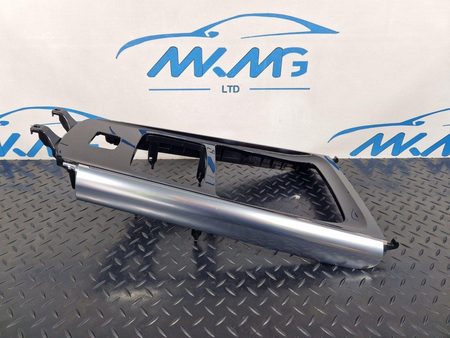 19-ON MERCEDES BENZ B CLASS W247 CENTRE CONSOLE TRIM GENUINE A2476807103
