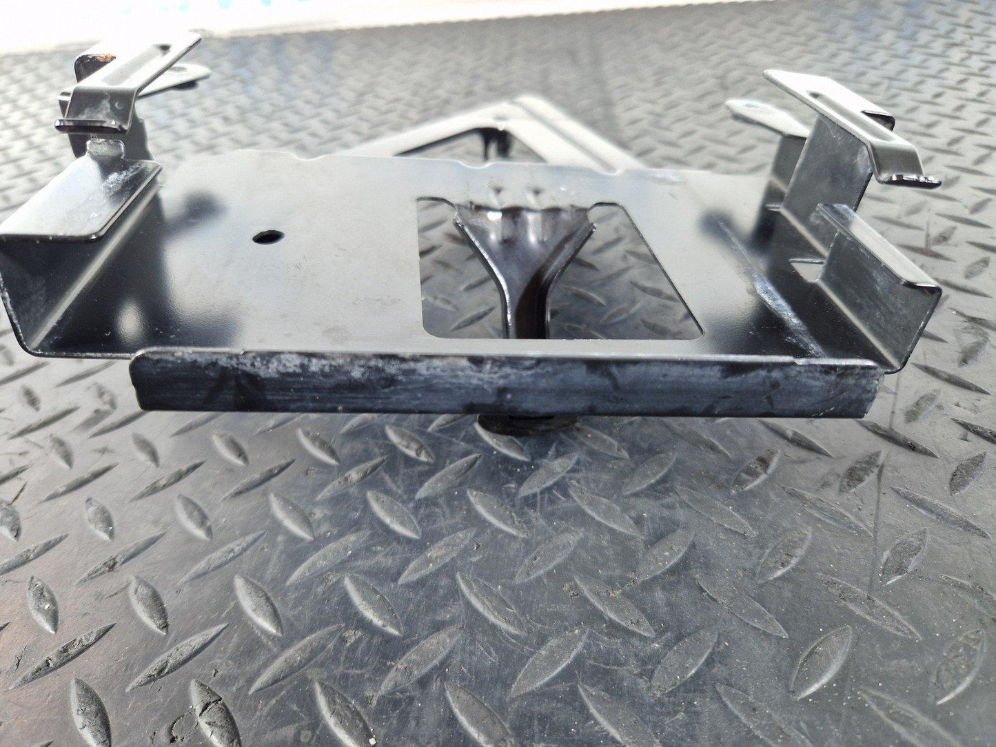11-19 MERCEDES BENZ ML W166  ENGINE ECU MOUNT SUPPORT HOLD BRACKET A1665452840