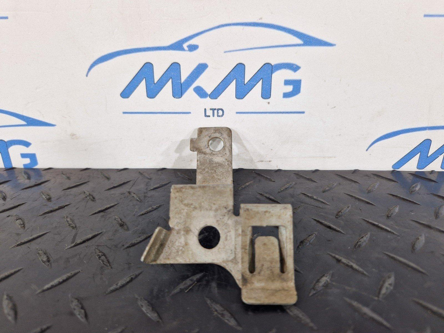 11-19 MERCEDES BENZ ML W166 FRONT CENTER SHIELD HOLDER MOUNT BRACKET A1665240240