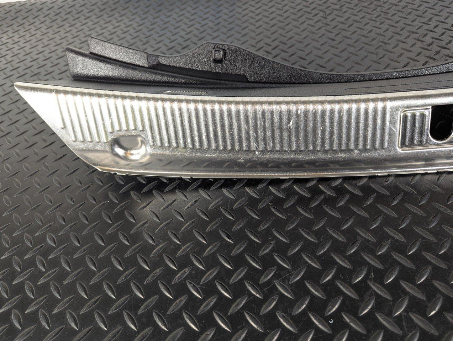 10-17 AUDI A8 4H REAR BOOT CHROME LOADING COVER PANEL TRIM 4H0863471