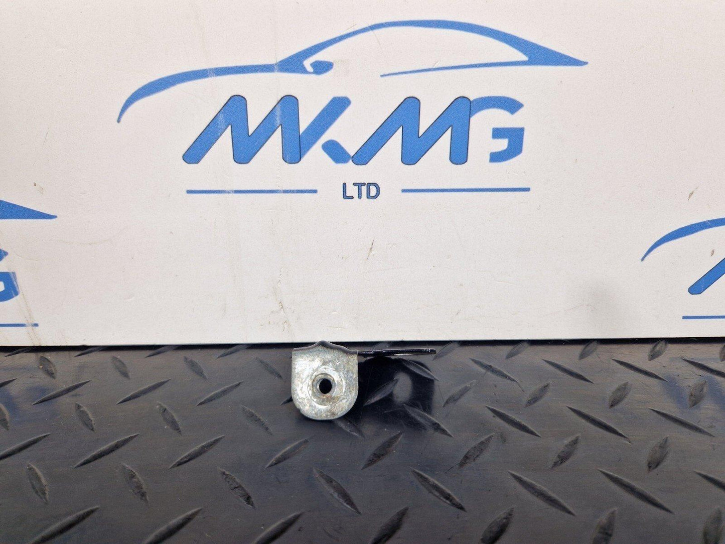 16-23 AUDI S5 COUPE GENUINE FRONT RIGHT DRIVER SIDE WING BRACKET 8W0821470