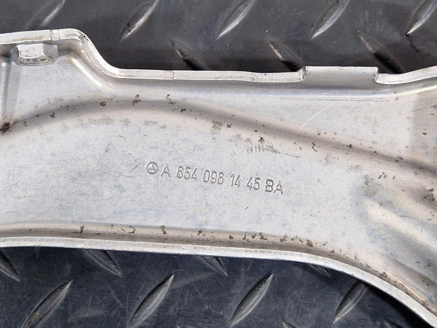 19-ON MERCEDES BENZ B CLASS W247 INTAKE MANIFOLD SUPPORT BRACKET A6540961445