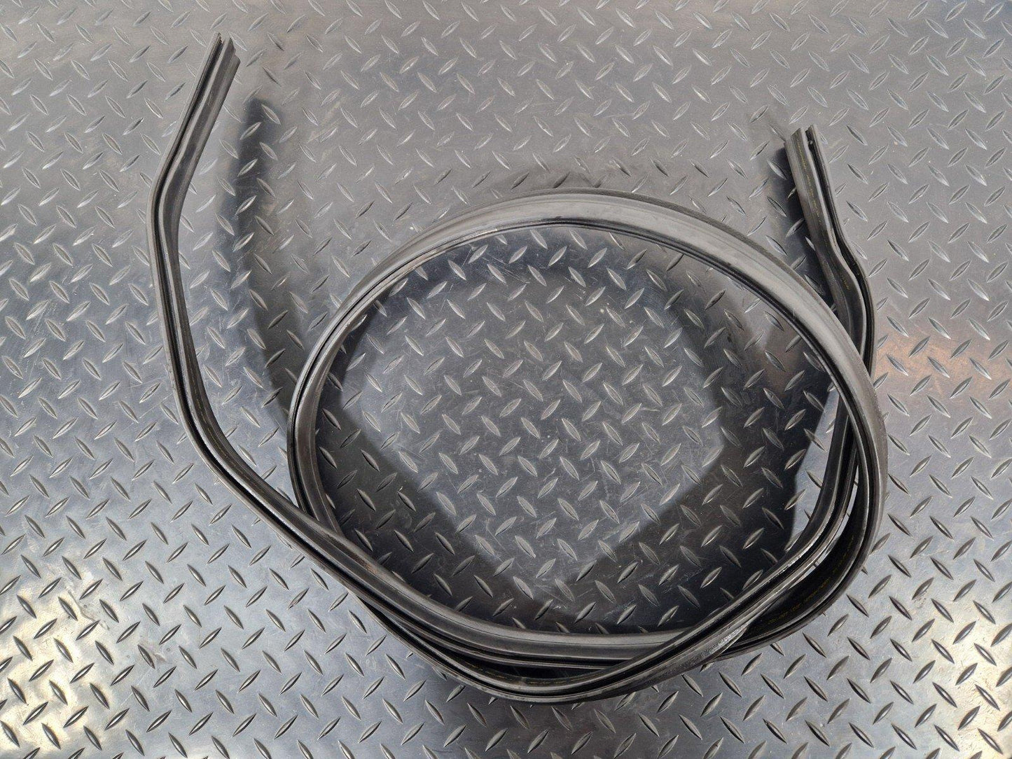 18-ON MERCEDES-BENZ SPRINTER W907 W910 RUBBER BONNET GASKET A9108871100