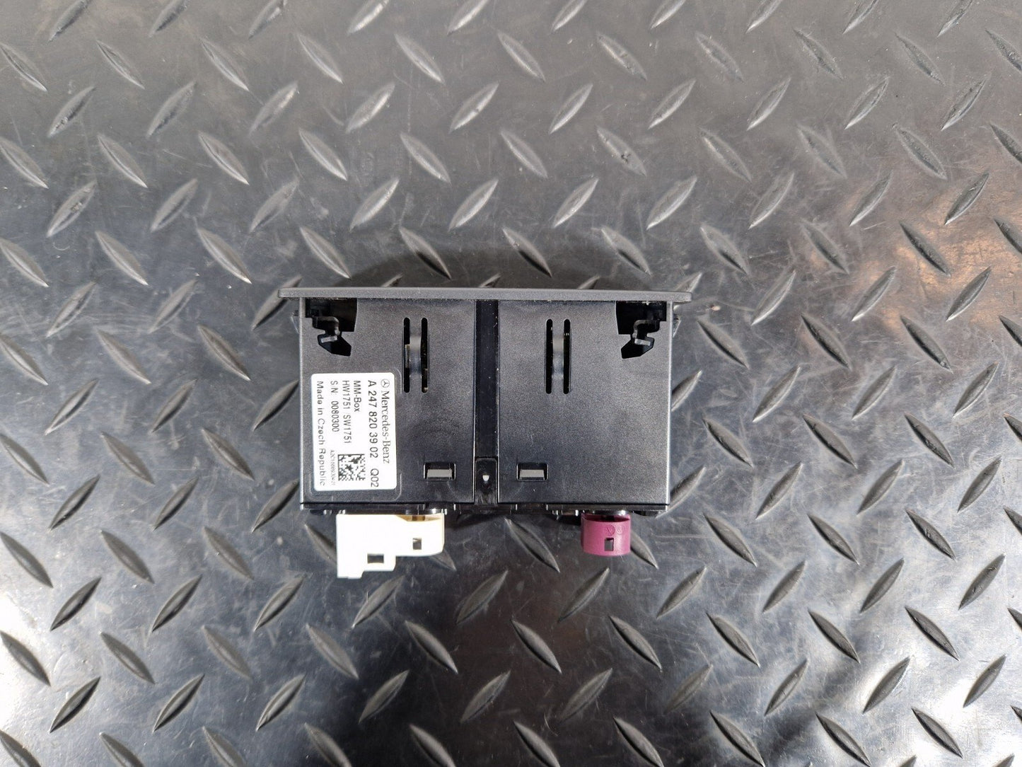 19-ON MERCEDES B CLASS W247 CENTRE CONSOLE USB CONNECTION PORT A2478203902