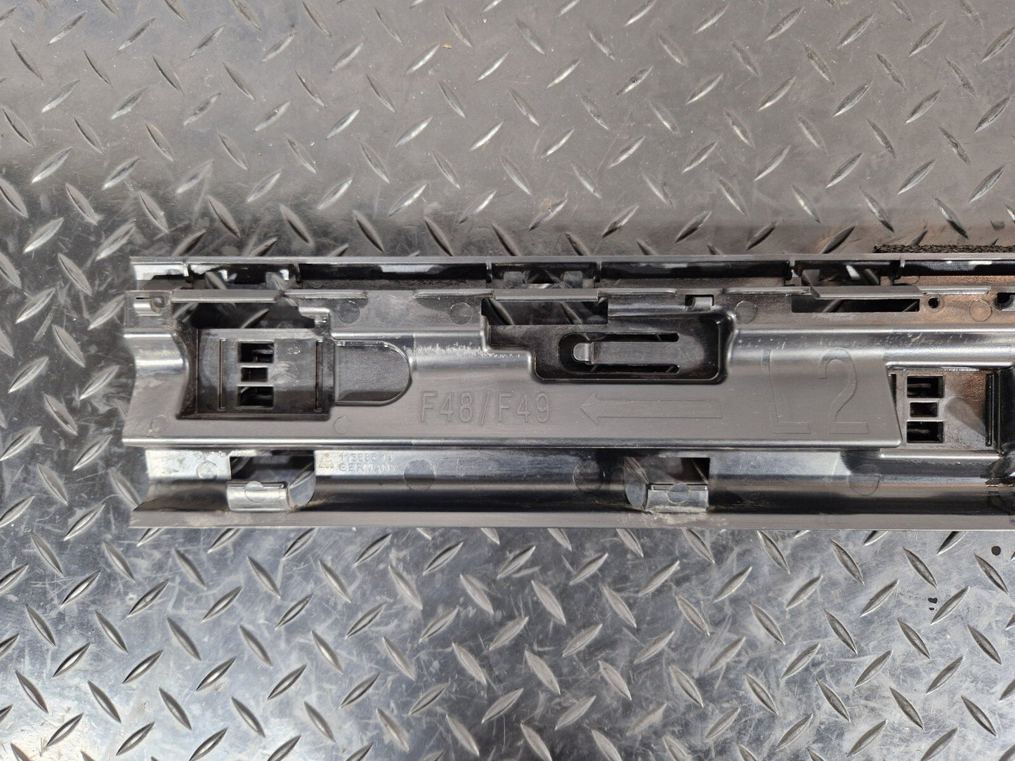 16-22 BMW X1 F48 Left Side Center Side Skirt Bracket Holder 7332331