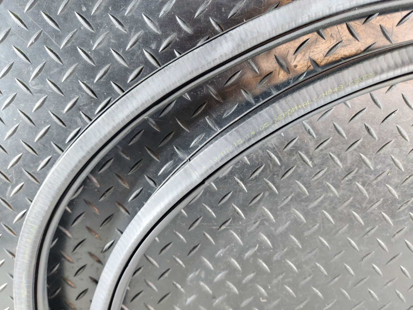 16-20 AUDI Q7 4M GENUINE FRONT LEFT & RIGHT DOOR SEAL RUBBER 4M0831721A