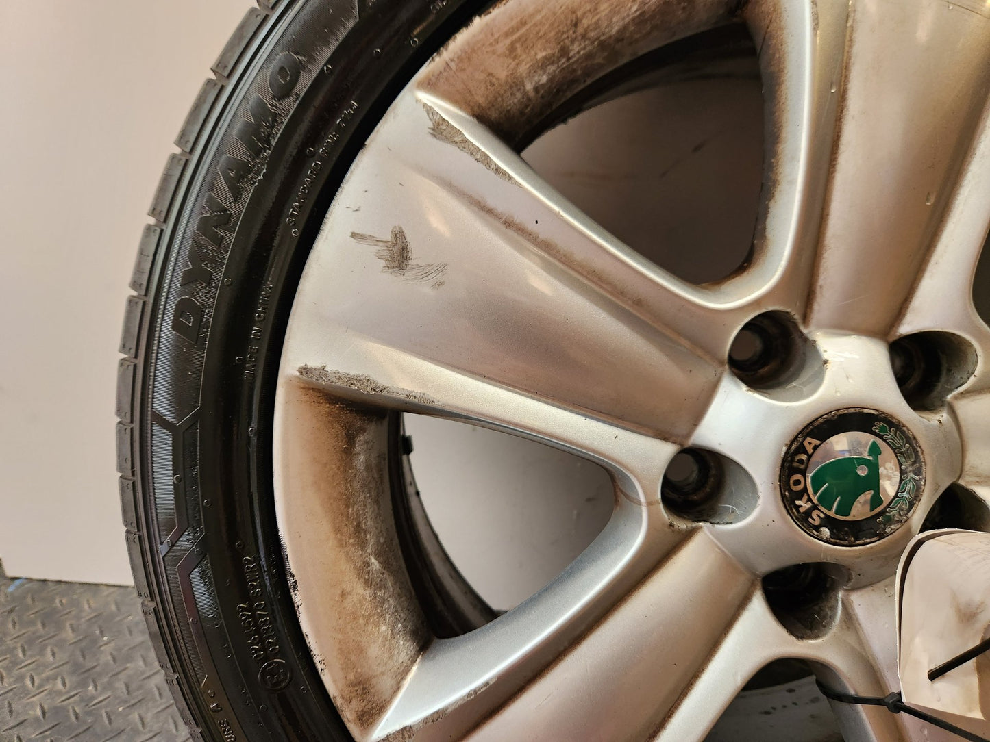 Skoda Yeti MK1 5L 17" Alloy Wheel with Tyre 225/45/17 ~4mm