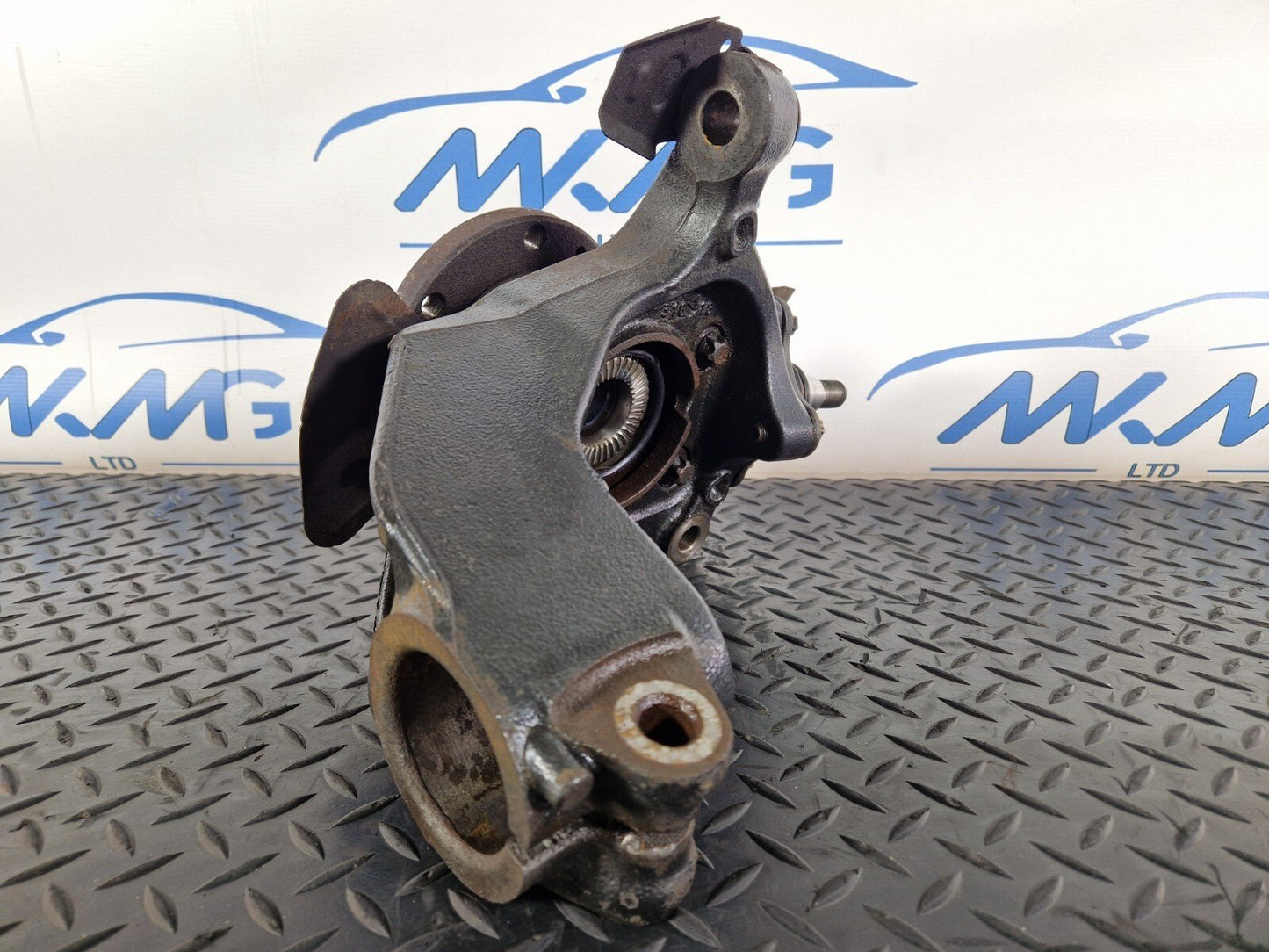 18-ON MERCEDES BENZ SPRINTER W910 2.2 CDI OEM FRONT RIGHT WHEEL HUB A9103320100
