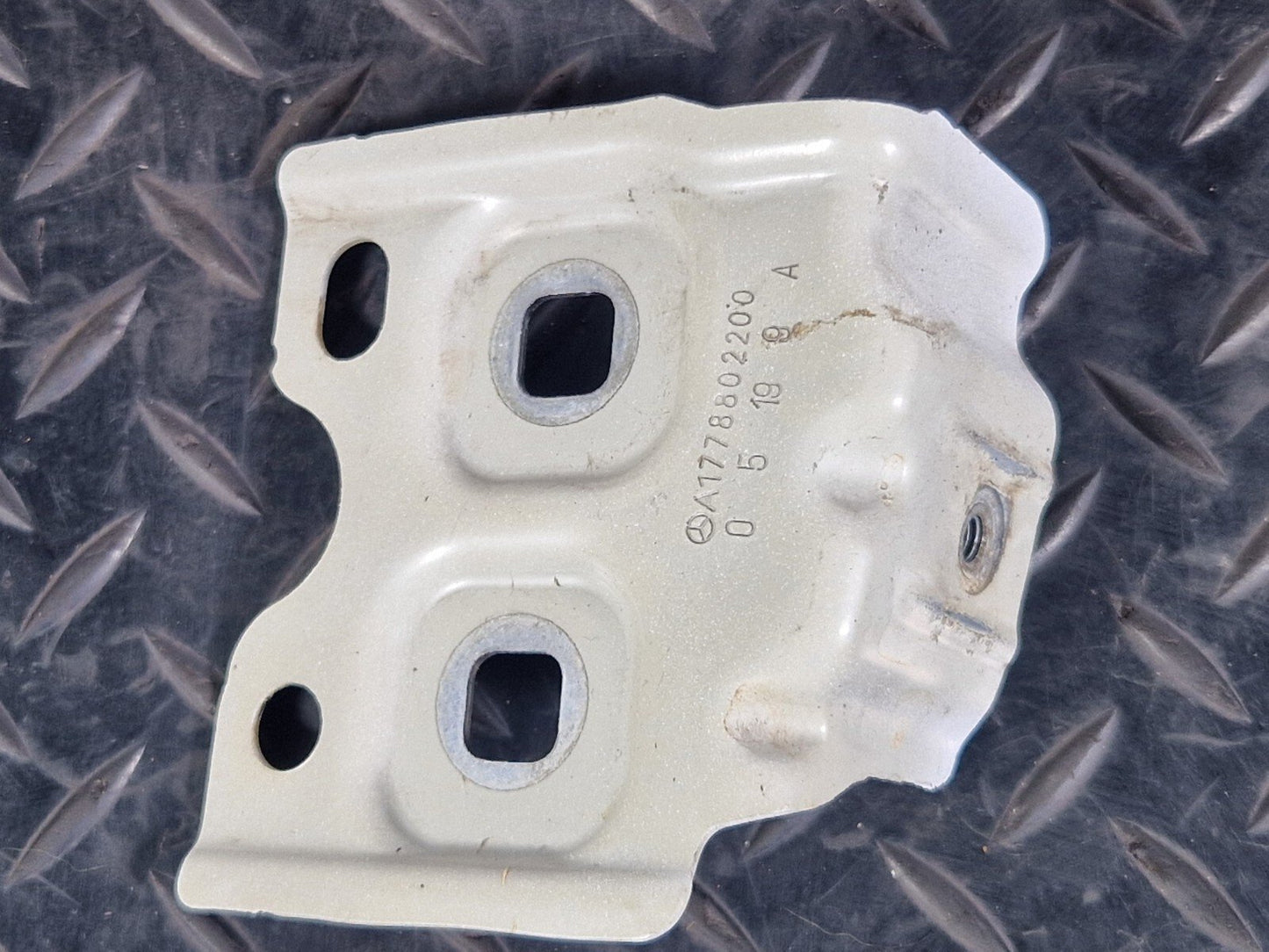 2018-On MERCEDES A CLASS W177 CLA W118 RIGHT DRIVERSIDE WING BRACKET A1778802200