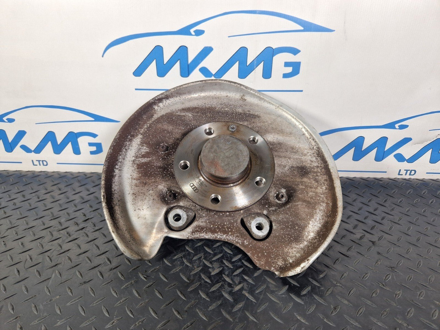 16-19 AUDI A4 B9 N/S/R REAR LEFT SIDE WHEEL HUB & BEARING 8W0615611