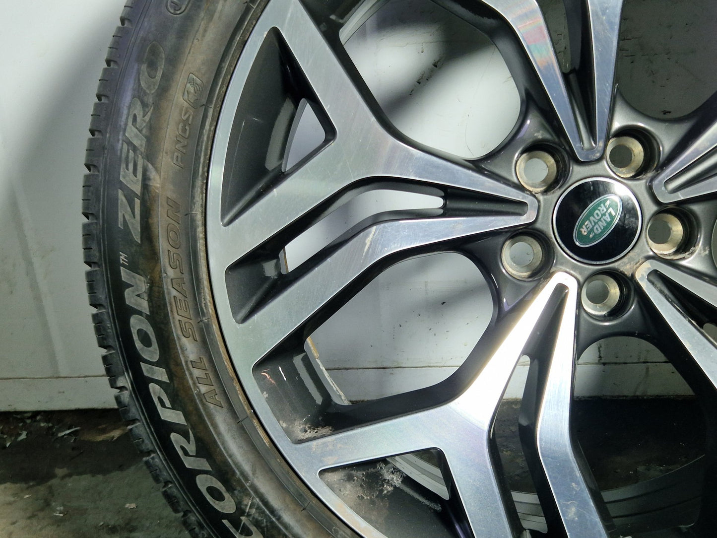 Land Rover Evoque 20" Alloy Wheel with Tyre 235/50/20 ~6mm K8D2-1007-HA