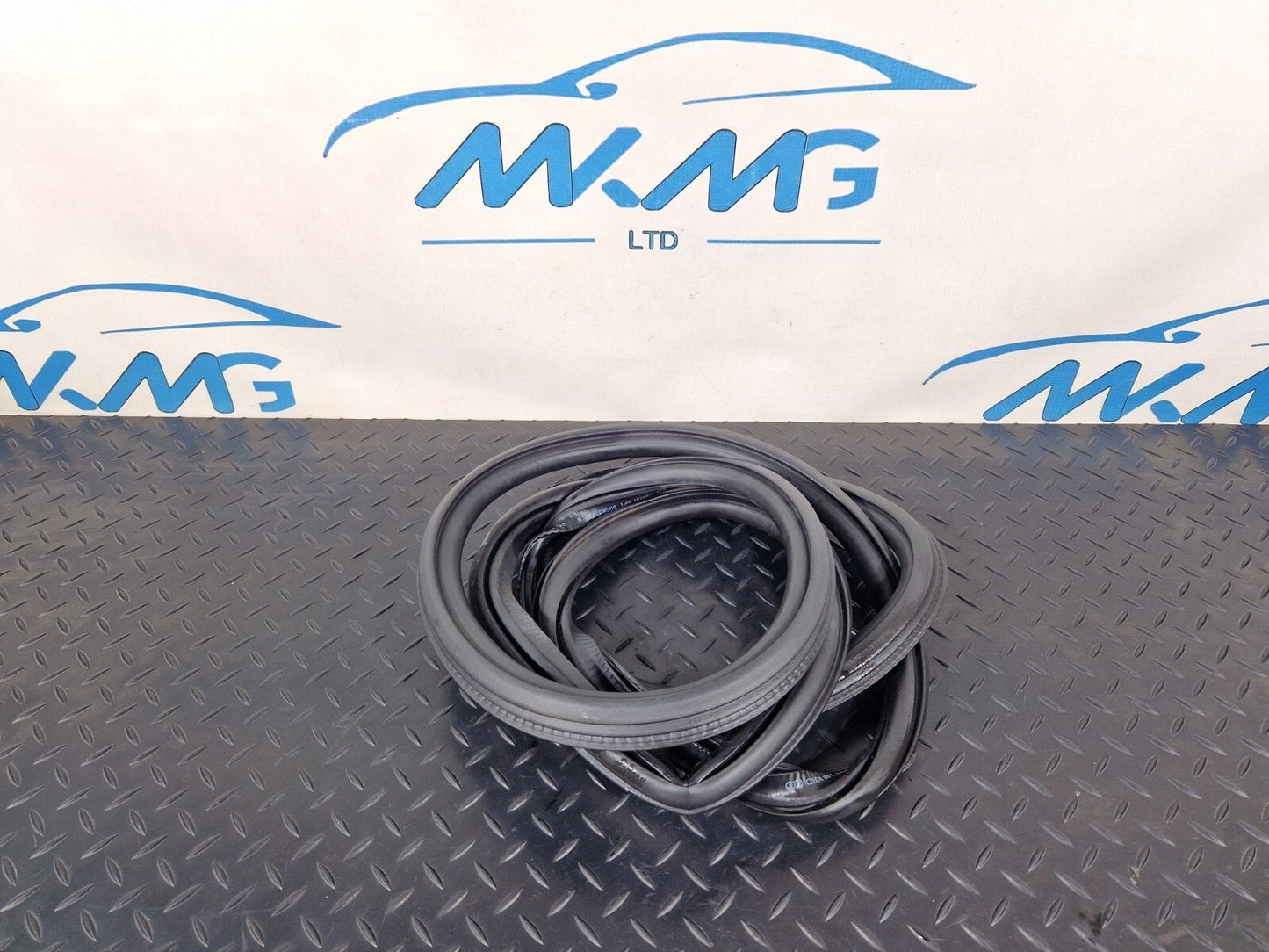 16-19 AUDI A4 B9 OEM REAR LEFT OR RIGHT DOOR RUBBER SEAL 8W5833721