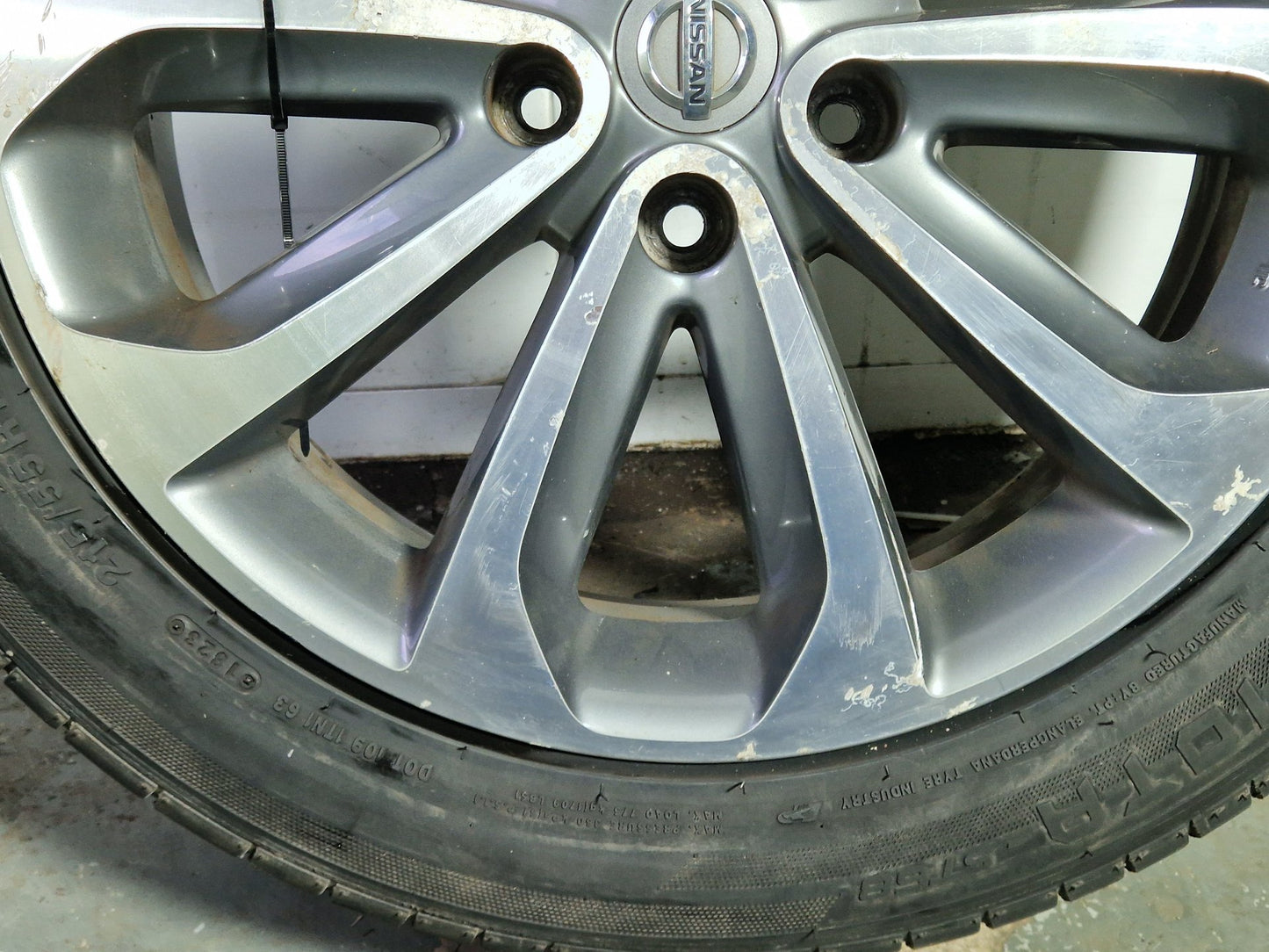Nissan Qashqai+2 MK1 FL (J10) 18" Alloy Wheel with Tyre 215/55/18 ~4mm