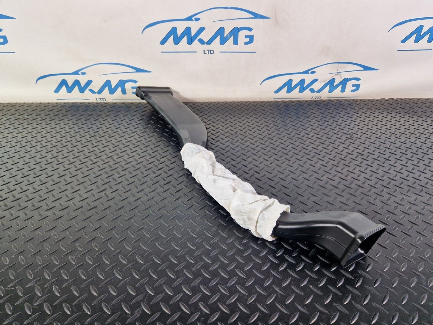 16-19 AUDI A4 AVANT B9 S-LINE CENTRE CONSOLE AIR GUIDE CHANNEL 8W0857039B